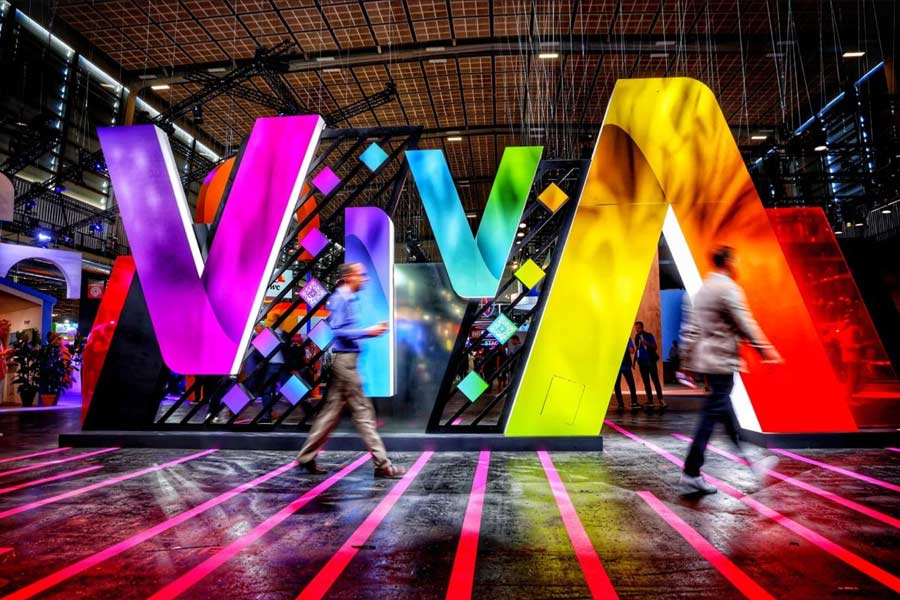 VivaTech 展場中的 VIVA 大型裝置與參觀人潮